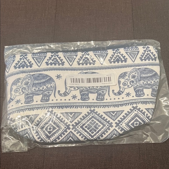 #1089+Blue and White Elephant Print Pouch - Picture 4 of 4